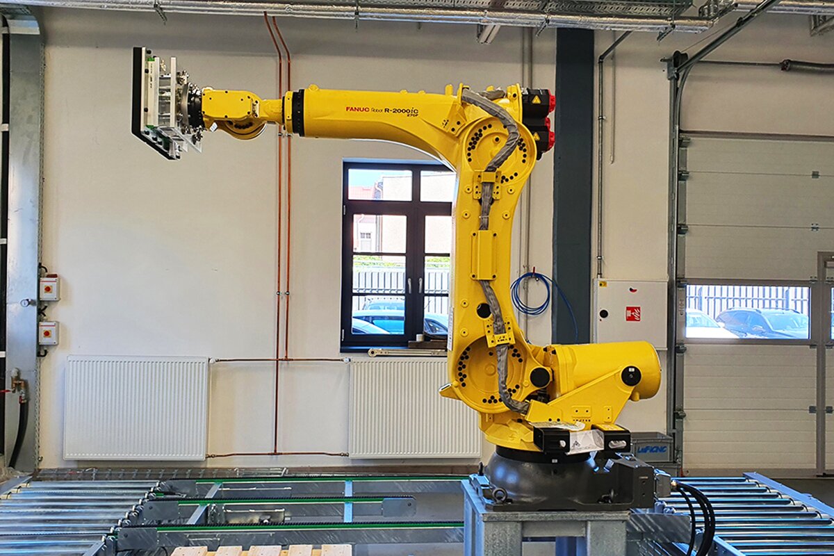 Vacuum gripper robot for cardboard boxes in the Temex assembly hall