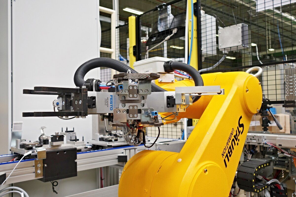 Industrial robot – manipulator with a flexible program