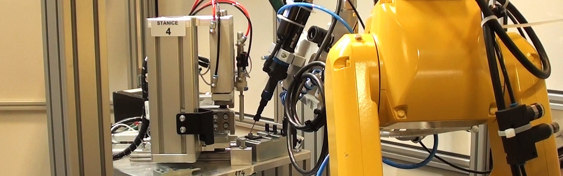 Stanice 4 – Nanesení první vrstvy lepidla robotem na místo pro sensor 