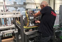 Seřizování stroje v montážní hale