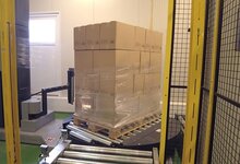 Paletizační linka (kartónové krabice s potravinami) – ovinovací stroj Paletizační linka (kartónové krabice s potravinami) – ovinovací stroj