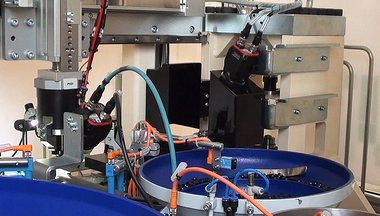 Stroj č. 1 pro automatickou montáž kazety těsnící vložky Stroj č. 1 pro automatickou montáž kazety těsnící vložky