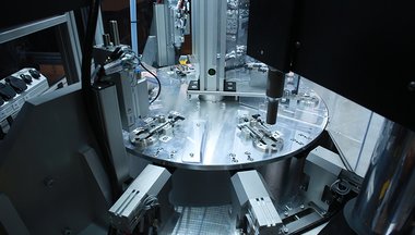 Line for the installation and testing of a capless refueling system Line for the installation and testing of a capless refueling system