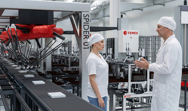 Pick and Place balící linka čokoládových pralinek