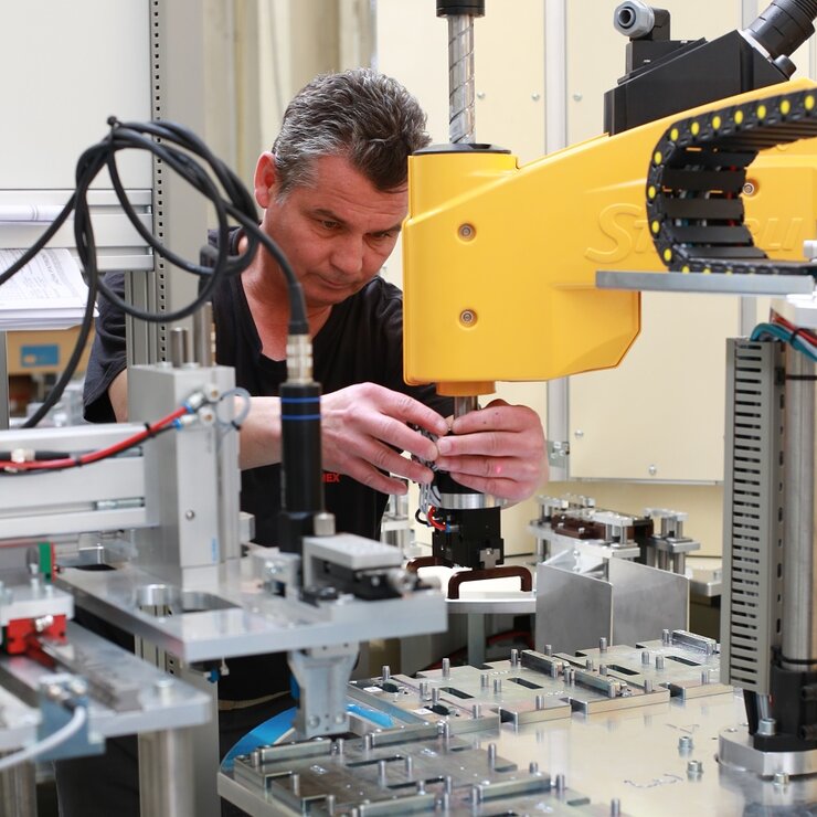 Installation of sensors on the robotic arm in the Temex assembly hall